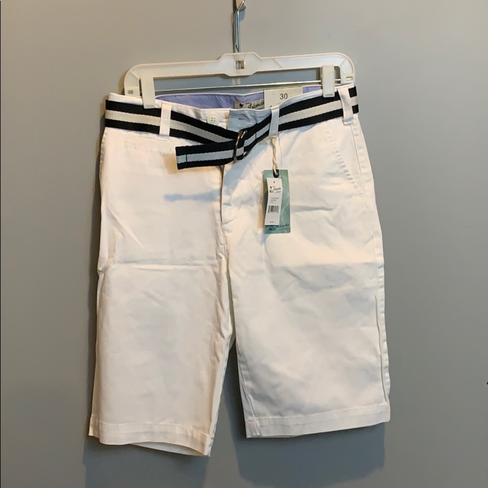 New pair of Islandia shorts size 30 color white